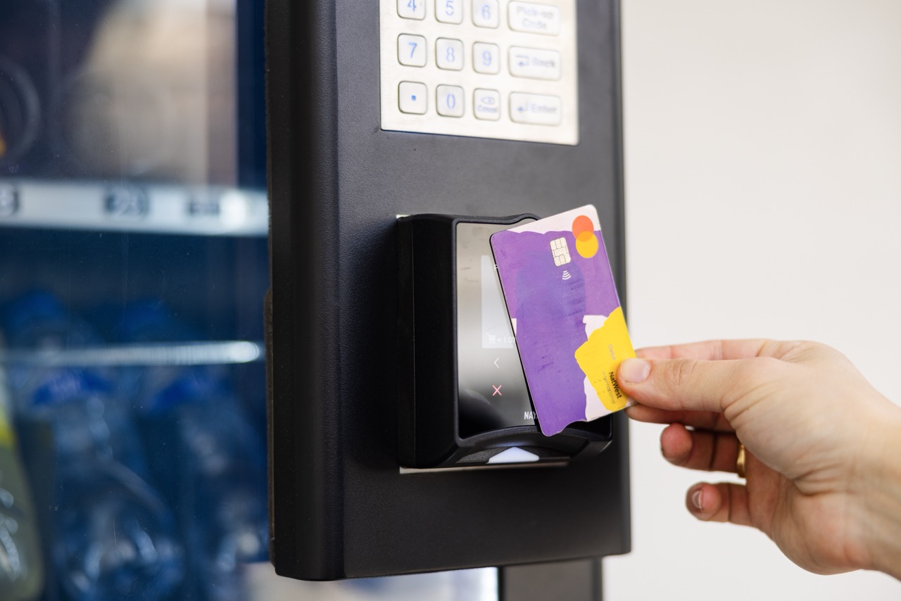 SnackStation vending machine in Gibraltar: Modern Payment Solutions